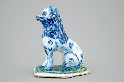 Un mod&egrave;le d'un chien assis en fa&iuml;ence de Delft bleu et blanc, 18&egrave;me